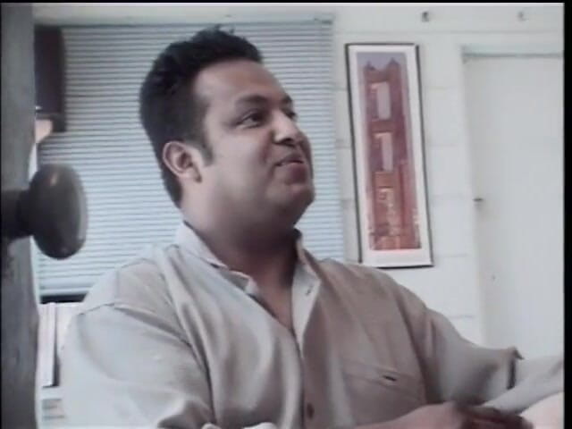 Hot Sex Party: Телочку-брюнетку с великолепными сиськами хардкорно трахают с двумя донами в постели