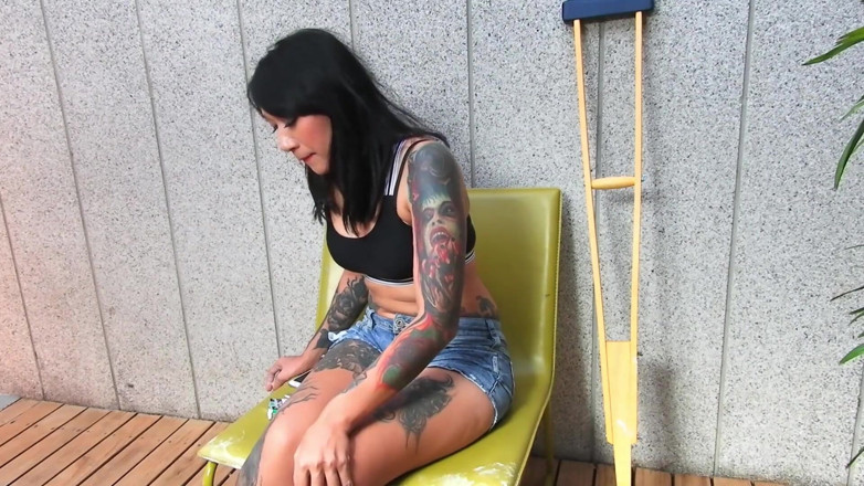 Asian Pussy Vision: Getatoeëerd Aziatisch model met kort gegoten been