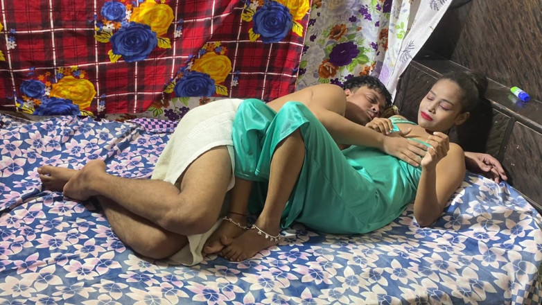 Hindi-Sex: Maduro indiano fodendo jovem cunhada indiana de 18 anos