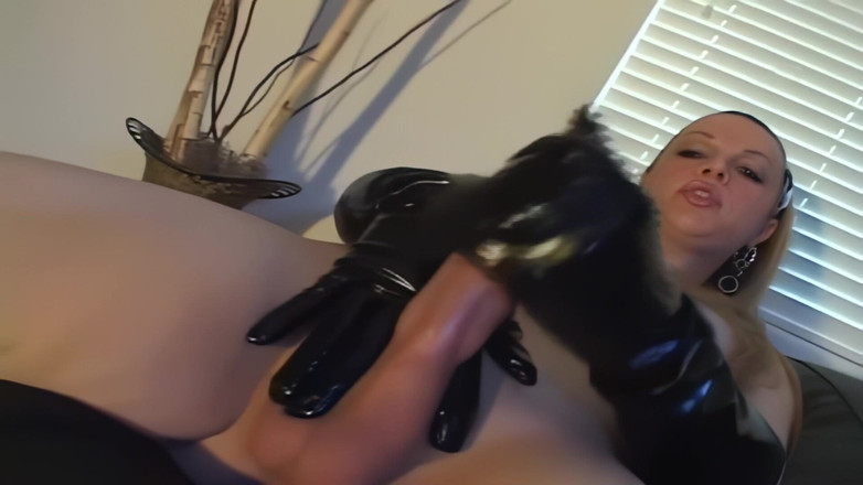 The Transexuals Megastore: Trans se masturbuje s dildem a svým penisem