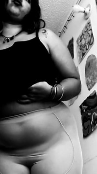 Cinema silenzioso e bianco vintage ragazza che ti seduce con calze, vestito e tacchi
