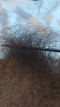 Aku lagi asik ngentot memekku dengan potong rambut intim