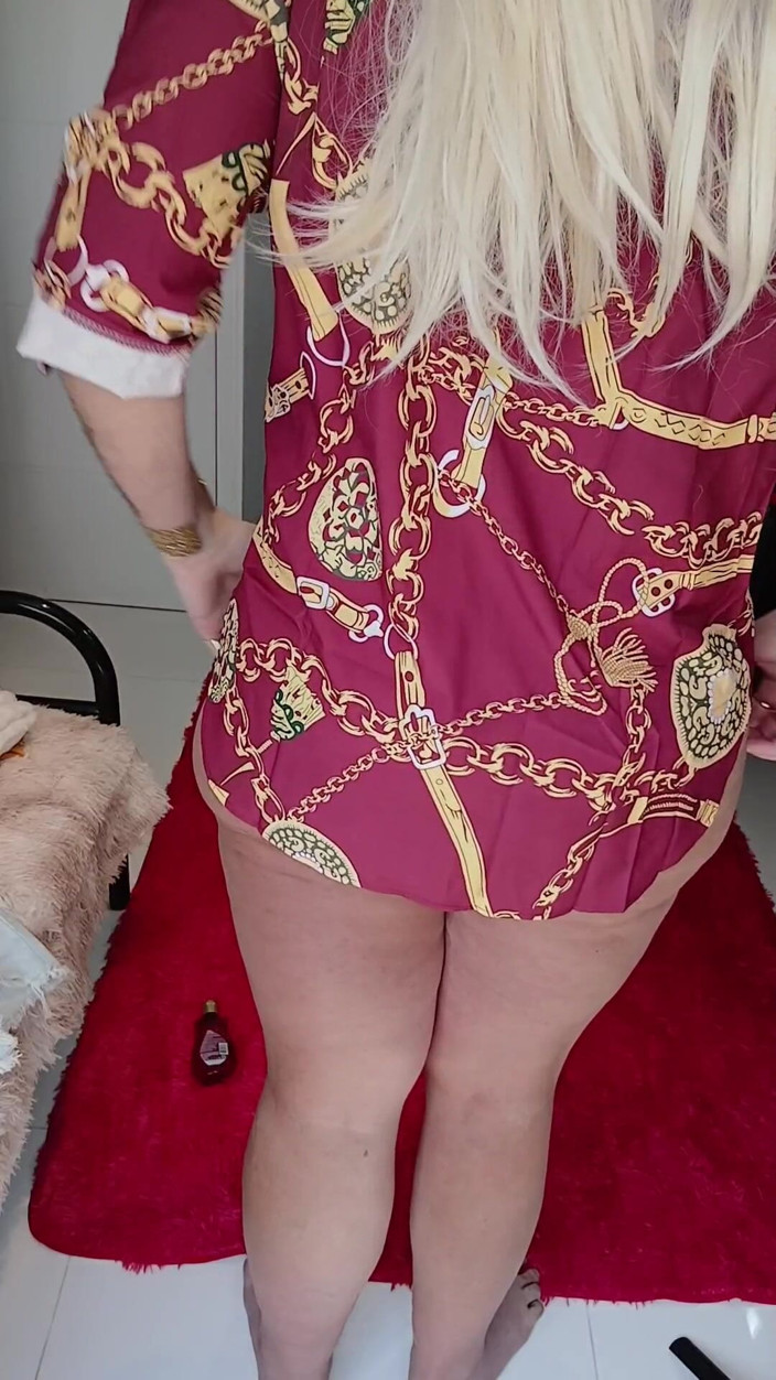 Sexy ass CDzinhafx: Küçük bir elbise giyiyor ve bikini altlarını iple bağlıyor, sonunda...