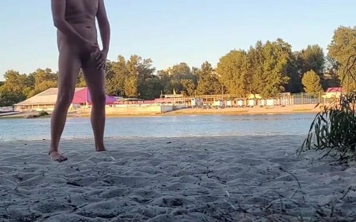 Wanker forever: Dude Pissar, ryck och kommer på Naken Beach