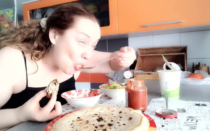 VikkiGeorgia: Estoy comiendo