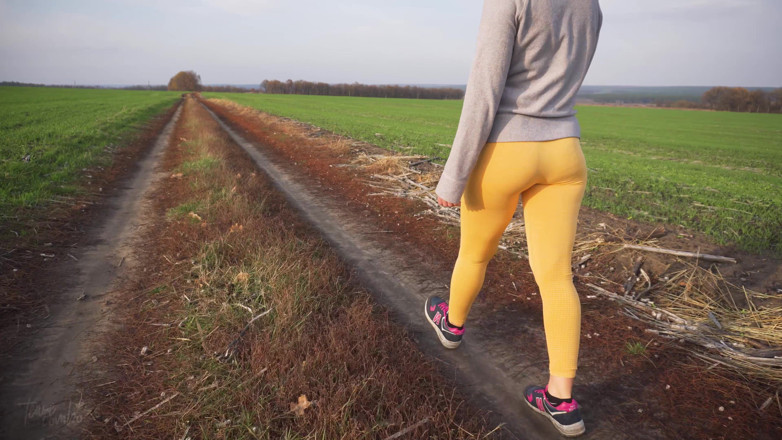 Teasecombo 4K: Mulheres andando ao ar livre em calças apertadas de ioga