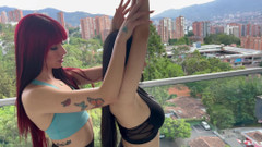 Ambar Prada: Yogaklass Med Min Vän Yenifer Chacon Förvandlas Till En Hejdlös...