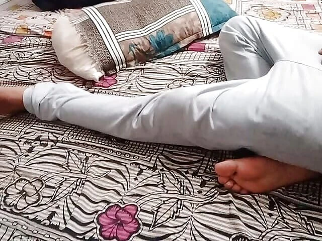 sexy_series: Muž plying s africkým ptákem