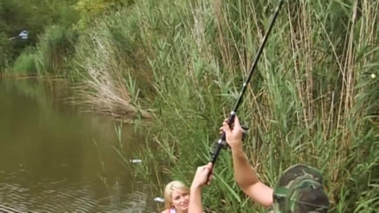 Nightclub Amateur Series: Tienermeisje neukt op de rivier