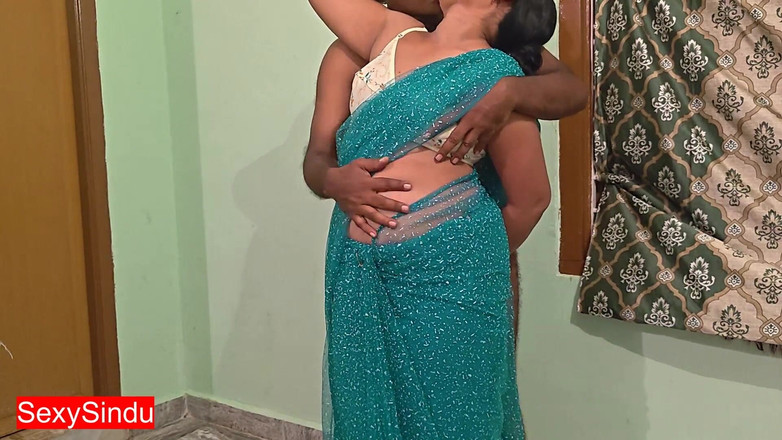 Sexy sindu: Sexy bhabhi in transparentem sari, zeigt heißen nabel
