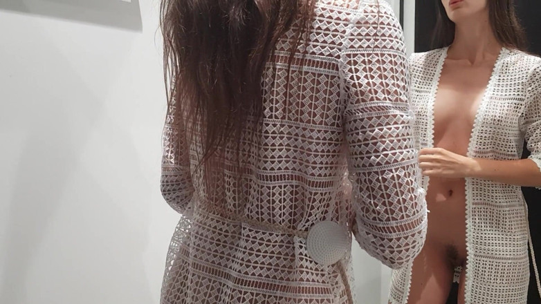 SweetButtocks: मैं स्टोर के लॉकर रूम में हस्तमैथुन कर रहा हूं।