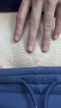 Chlupatý keř v nízkém pocení a crop top škádlení sexy drobná dívka s kundičkou a zadkem Holení a uctívání