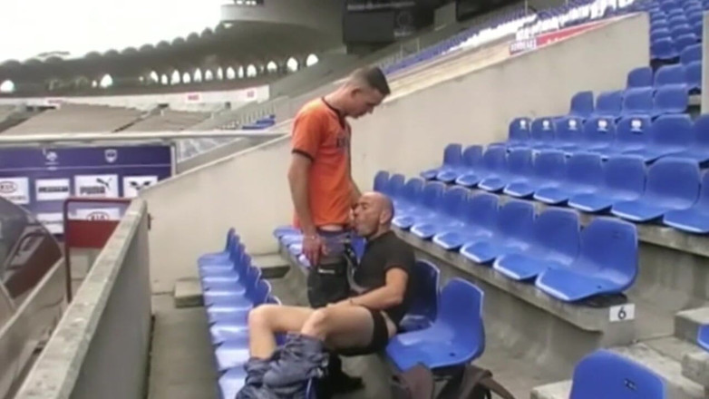 Jess Royan XXX: Baisée dans un stade de football ! Incroyable