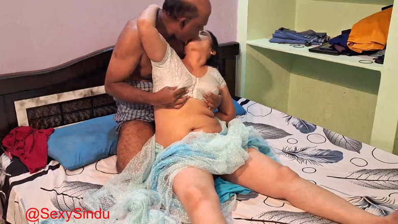 Sexy sindu: 50살 남자와 사리에서 섹스하는 인도 바비