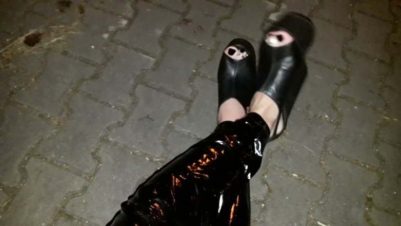 Heelex: Sexy transvestã¤t in sehr hohen wedges in der Öffentlichkeit