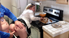 Erin Electra: Služka bere tvrdého ptáka v kuchyni