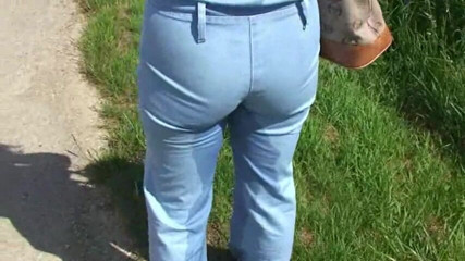 Femdom Austria: Une salope blonde se fait mouiller son pantalon de pisse