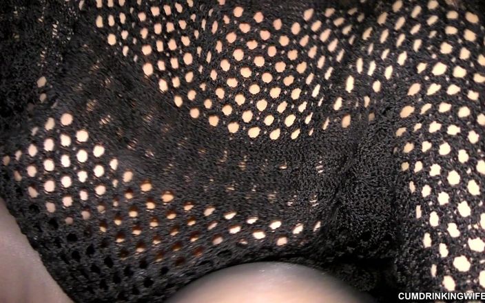 Cumdrinking Wife: 老公在家时在色情剧院被群交 - 第3集