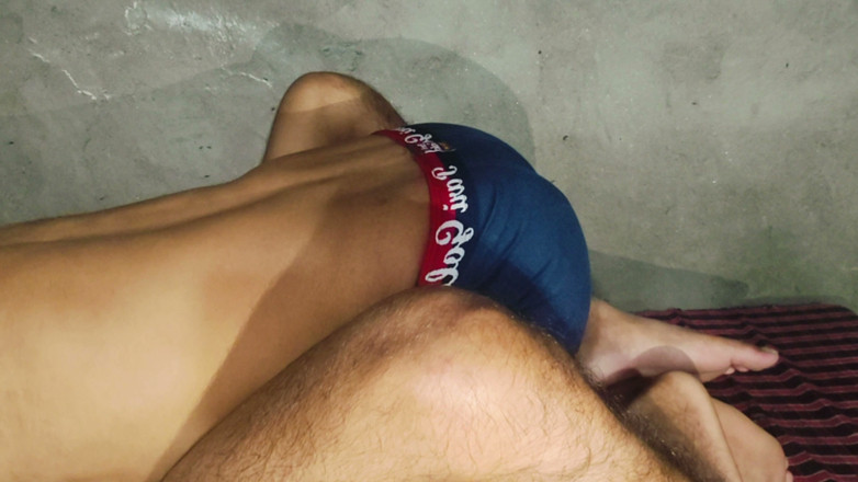 Damniraj: Tekan bola dengan tangan bersama-sama dengan Romantik