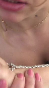 Blond milf przedstawia swoją przyjaciółkę z przyjemnością czczenia jej stóp