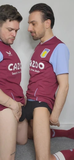 Stalloni britannici con piedi si ficcano in villa kit fino a quando non si fanno scopare mascella