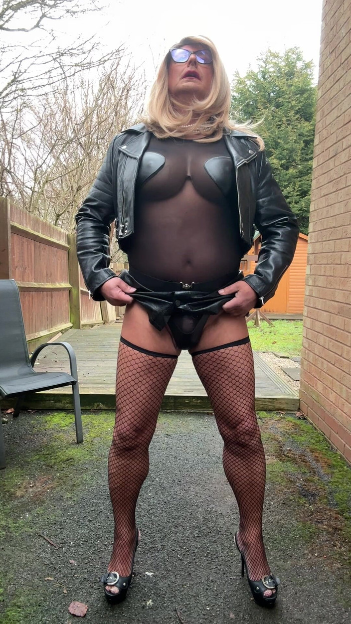 Kellycd2022: Sexy Crossdresser Kellycd2022 v černé kombinéze a podpatcích