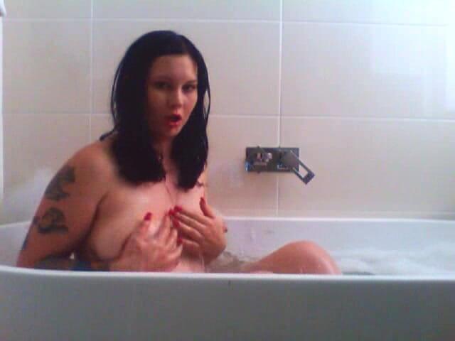 MissFFW: Nadržená ve vaně