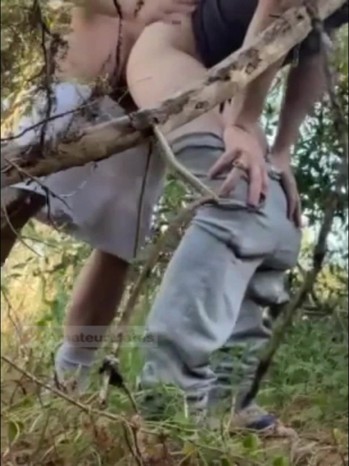 AmateurMates: Het amatörpojke suger och fälgar i skogen