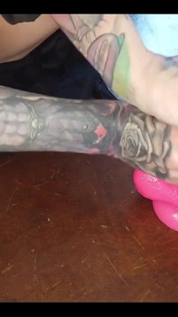 Handjob zu einem dildo
