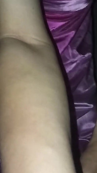 Masturbação com gozada vestindo cetim rosa brilhante e vestido longo escorregadio