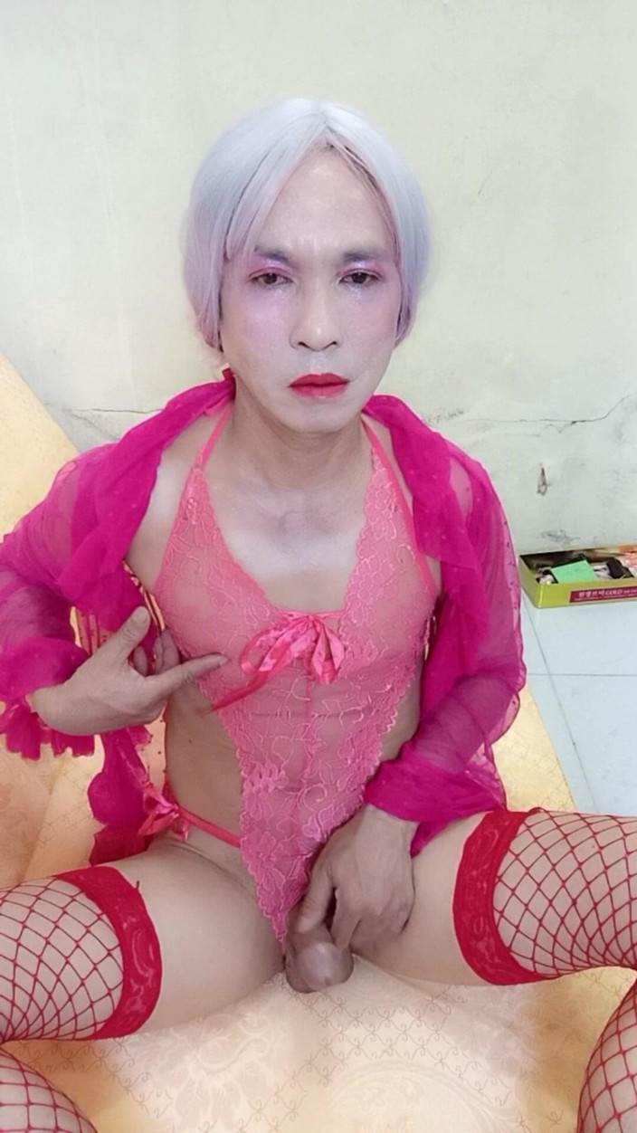 nguyen dang thien tri: Transseksualna Oanh Le nosi seksowne ubrania porno i robi puszkę...