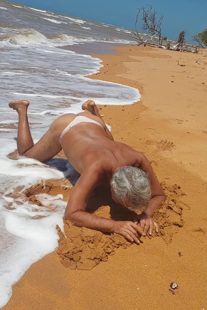 Ladysilvas: Ladysilva crossdresser v kalhotkách na pláži plné nadržených ve svém...