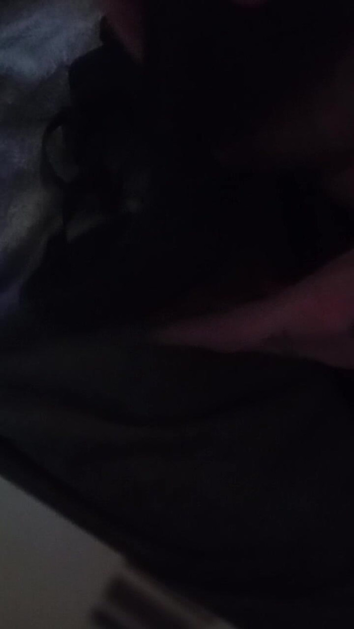 Cuminpanties22: Spessa sborrata nel reggiseno nero che spinge verso l'alto la...