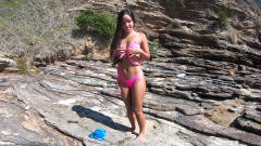 Candy Debby: Urinat pe plajă în 4K