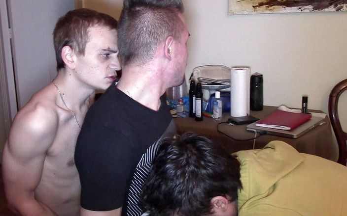 Gaybareback: Cewek straight dan 2 gay untuk pemotretan porno telanjang dengan twinks