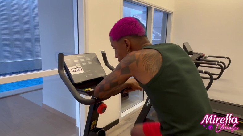 Mirellaoficialx: Saya gadis silikon kurus dari Smart Fit