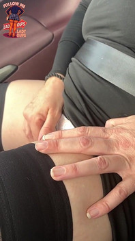 荡妇在汽车肛门塞和大乳房中为法国婊子女士哎呀