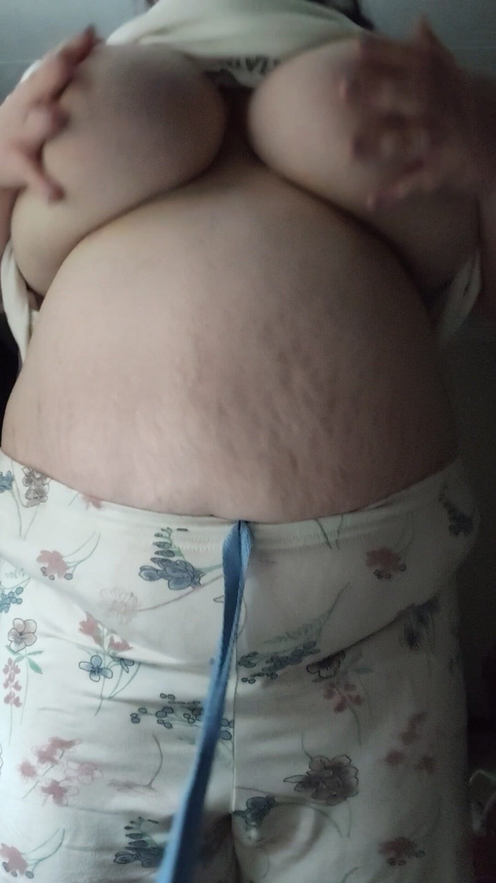 Aliceqii: Splendide donne saltano e si scuotono le sue enormi tette...