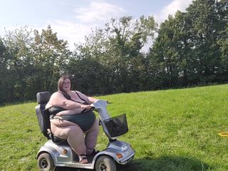 SSBBW Lady Brads: Je chevauche mon nouveau scooter de mobilité