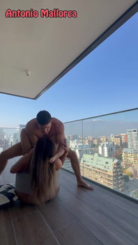 Sex na balkóně s žhavou Latinoameričankou s velkým zadkem