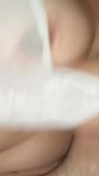おっぱいのワイルドなフェラチオ - 私が彼の豊かなチンポをしゃぶると、彼は私の口にこぼれます
