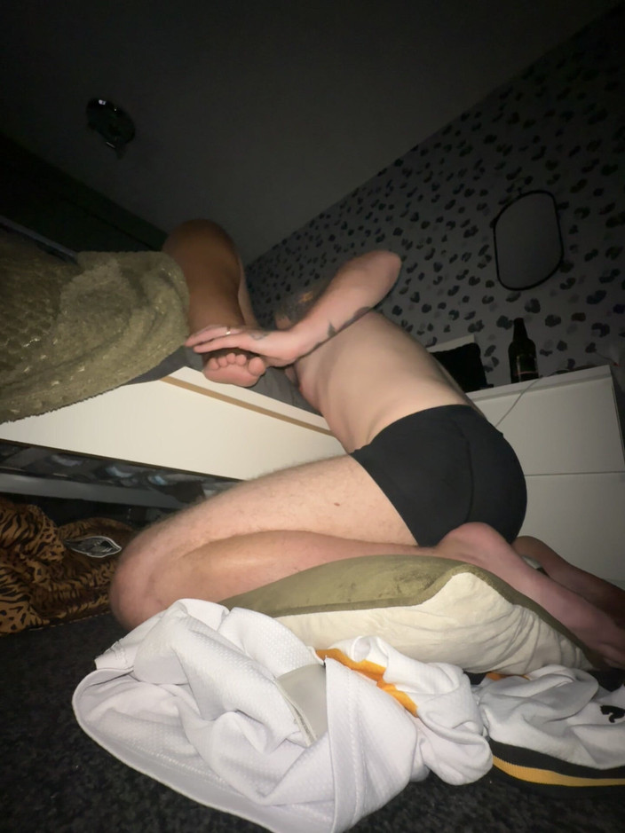 Filthy British Couple: エッチなドム妻は奴隷の夫をひざまずかせて、彼のマンコを崇拝することができます