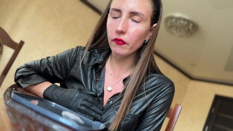 Hottie goddess: 가죽 여신 기침 광란