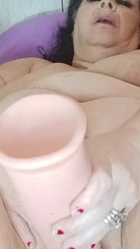 손가락으로 보지 주스를 빠는 것은 섹스 냄새가 남아 있습니다.
