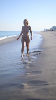 Sesi melumuri pantai pirang seksi panas