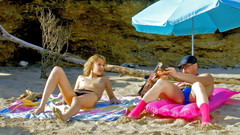 Horny Two really wet MILFs: Chica'nın muhteşem ıslak cooter'ı büyük aşk çubuğu için geniş bir açık bekliyor