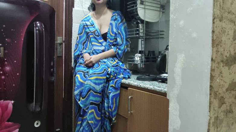 Saarabhabhi6: Mama vitregă indiană privește și intră în bucătăria fiului ei vitreg ca...