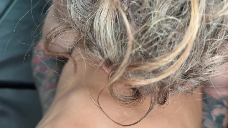 Lora Cross: 肌肉发达的女同性恋者崇拜腹肌和肛交