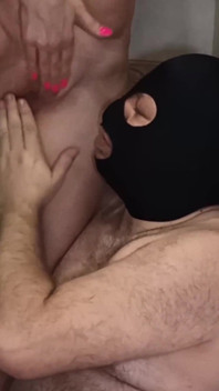 La dominación femenina orina en su boca. Orgasmo por lamer en el baño. Lluvia dorada. Serie 23921