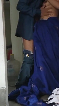 Une bhabhi a appelé quelqu’un à la maison et lui a baisé la chatte